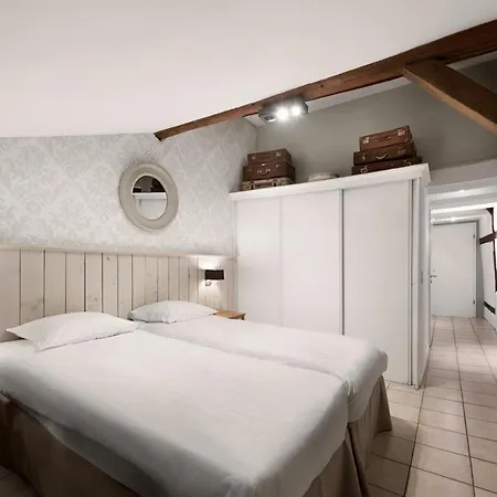 Aux Ecuries De La Reine Gasthof 3*