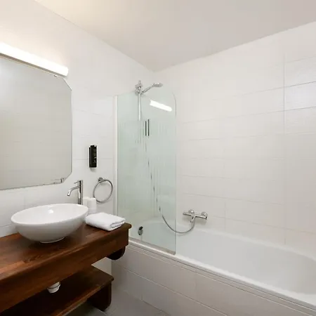 Aux Ecuries De La Reine Inn 3*