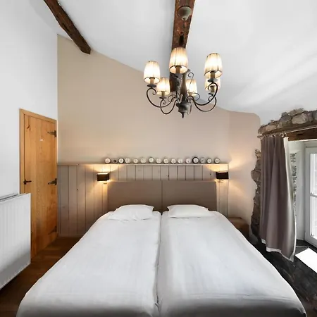 Inn Aux Ecuries De La Reine 3*